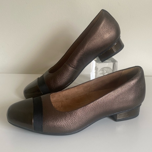 Clarks Keesha Metallic Leather Shoe Size 7.5 Low Heel Square Toe Business Casual - Picture 2 of 16